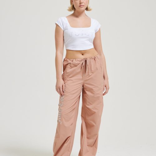 REGALSQUARENECKCROPPEDTEE JCBCT224831 117 WHITEANDAYLALEGLOGOPARACHUTEPANTS JCWBJ24306 681 CAFEAULAIT