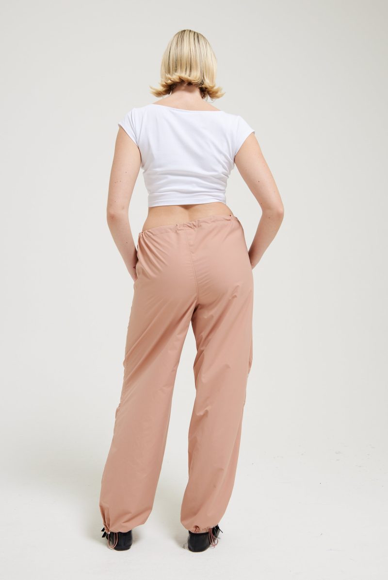 REGALSQUARENECKCROPPEDTEE JCBCT224831 117 WHITEANDAYLALEGLOGOPARACHUTEPANTS JCWBJ24306 681 CAFEAULAIT6